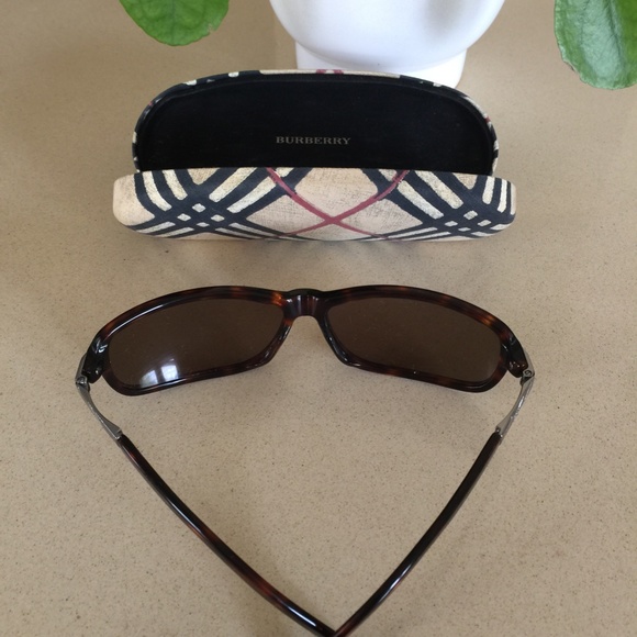 Burberry by Safilo Sunglasses - Picture 3 of 9